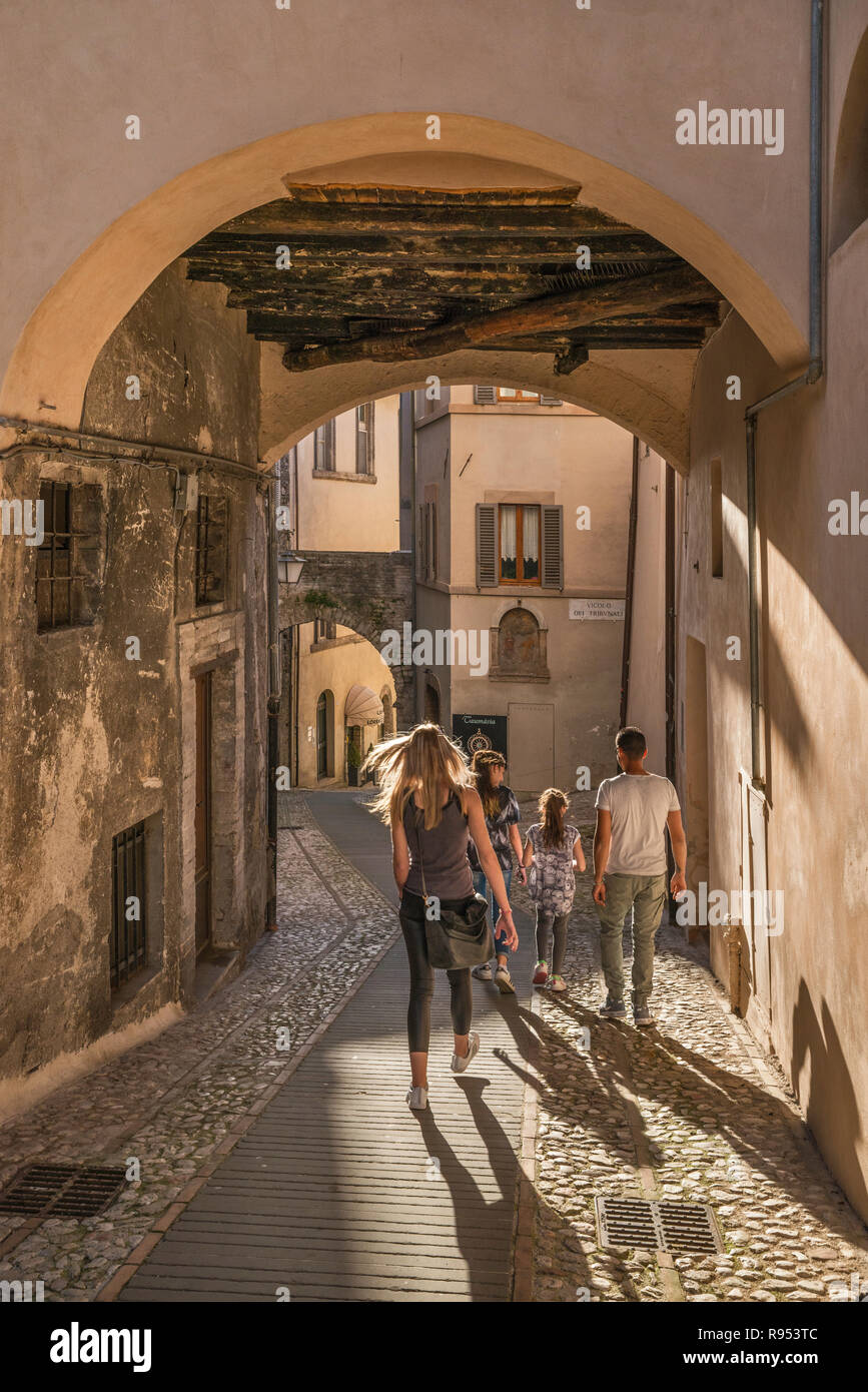 En descendant de la famille Via Plinio il Giovane, passage en centre historique de Spoleto, Ombrie, Italie Banque D'Images