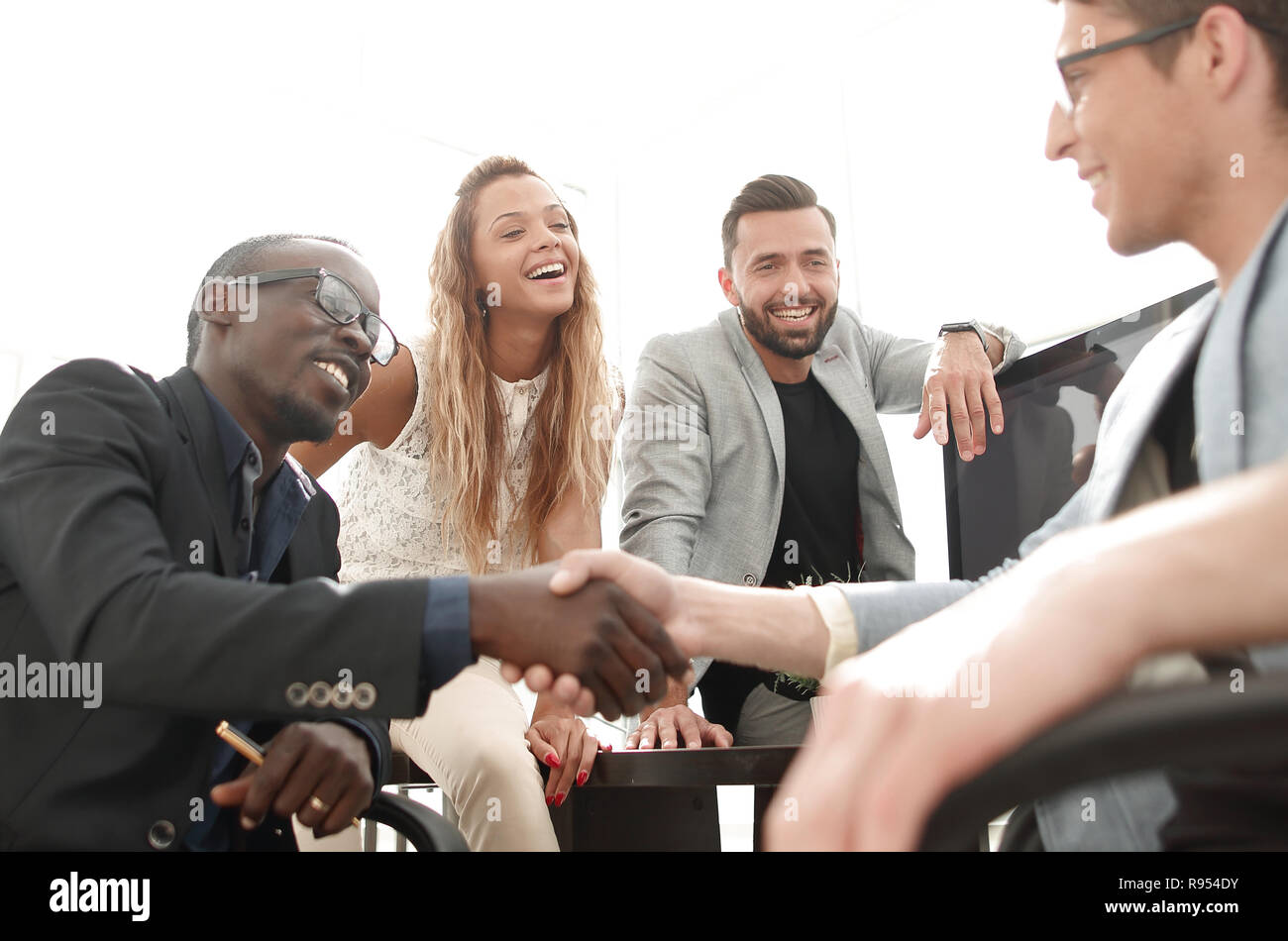 Poignée de collègues d'affaires dans le bureau. Banque D'Images