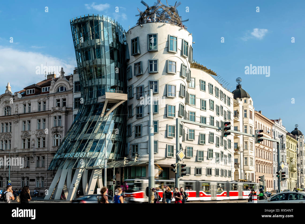 Dancing House building (par Frank Gehry) et tramway, Nouvelle Ville, Prague, République Tchèque Banque D'Images