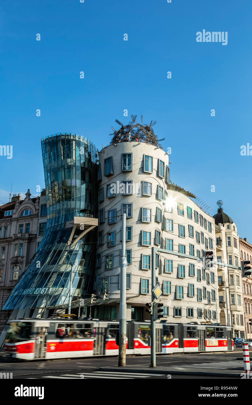 Dancing House building (par Frank Gehry) et tramway, Nouvelle Ville, Prague, République Tchèque Banque D'Images
