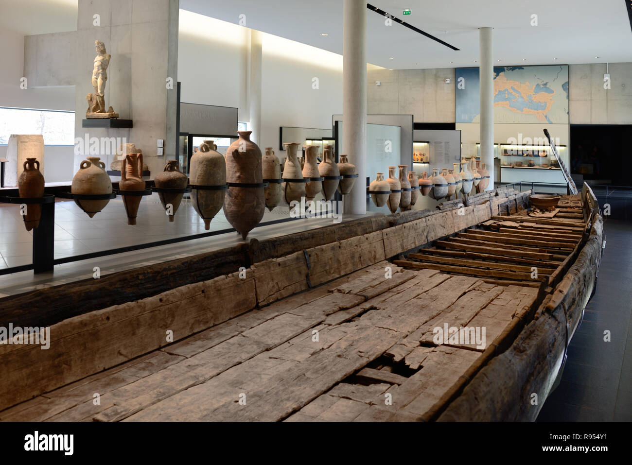 Barge romaine antique découvert dans le fleuve Rhône en 2004 sur l'affichage au Musée de l'Arles Antique Musée Archéologique Arles Provence France Banque D'Images