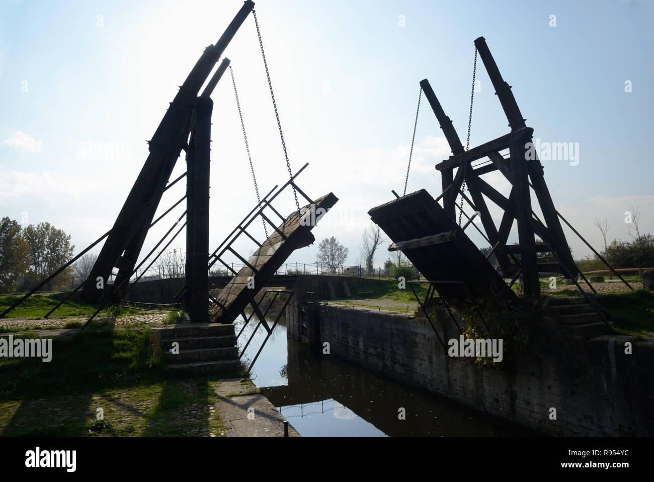 Compte tenu de la silhouette du pont Langlois ou pont-levis aka Pont de Langlois ou Van Gogh pont sur un canal à Arles Provence France Banque D'Images
