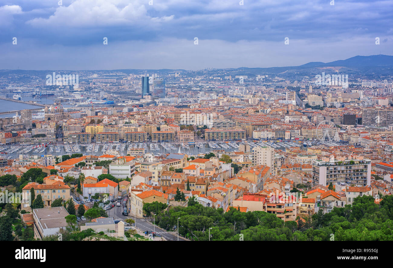 Vue aérienne à l'aube sur la ville de Marseille, France Banque D'Images