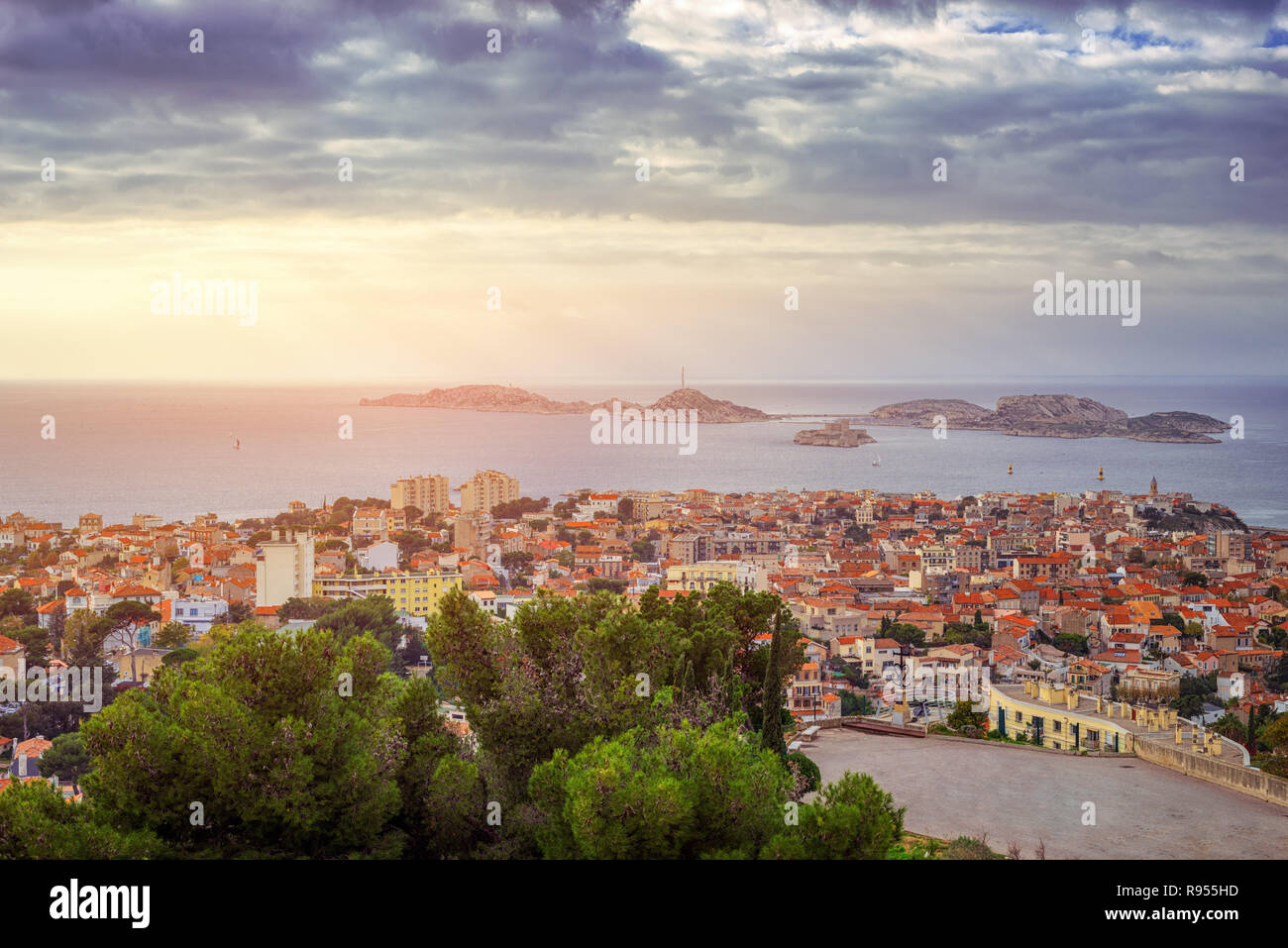 Vue aérienne à l'aube sur la ville de Marseille et son port, France Banque D'Images