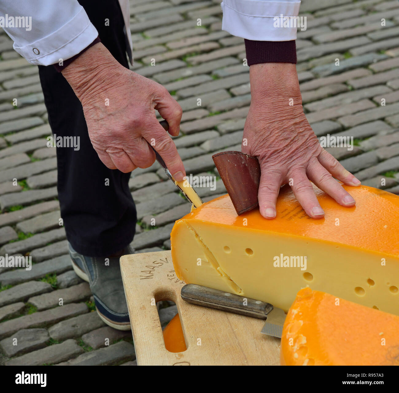 L'inspecteur de fromage l'un des échantillons de fromages au marché du fromage traditionnel sur Waagplein, Alkmaar, Pays-Bas, Pays-Bas Banque D'Images