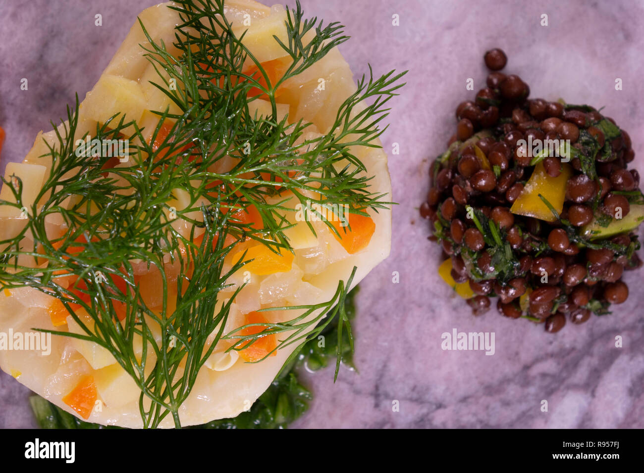 Les artichauts de la nourriture avec les petits pois, carottes, pommes de terre et de l'Aneth Banque D'Images