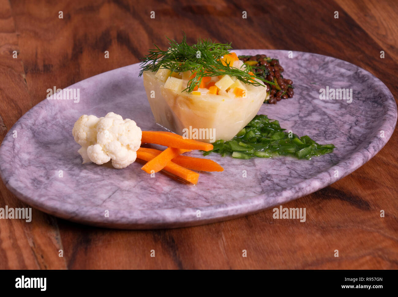 Les artichauts de la nourriture avec les petits pois, carottes, pommes de terre et de l'Aneth en plaque de marbre Banque D'Images