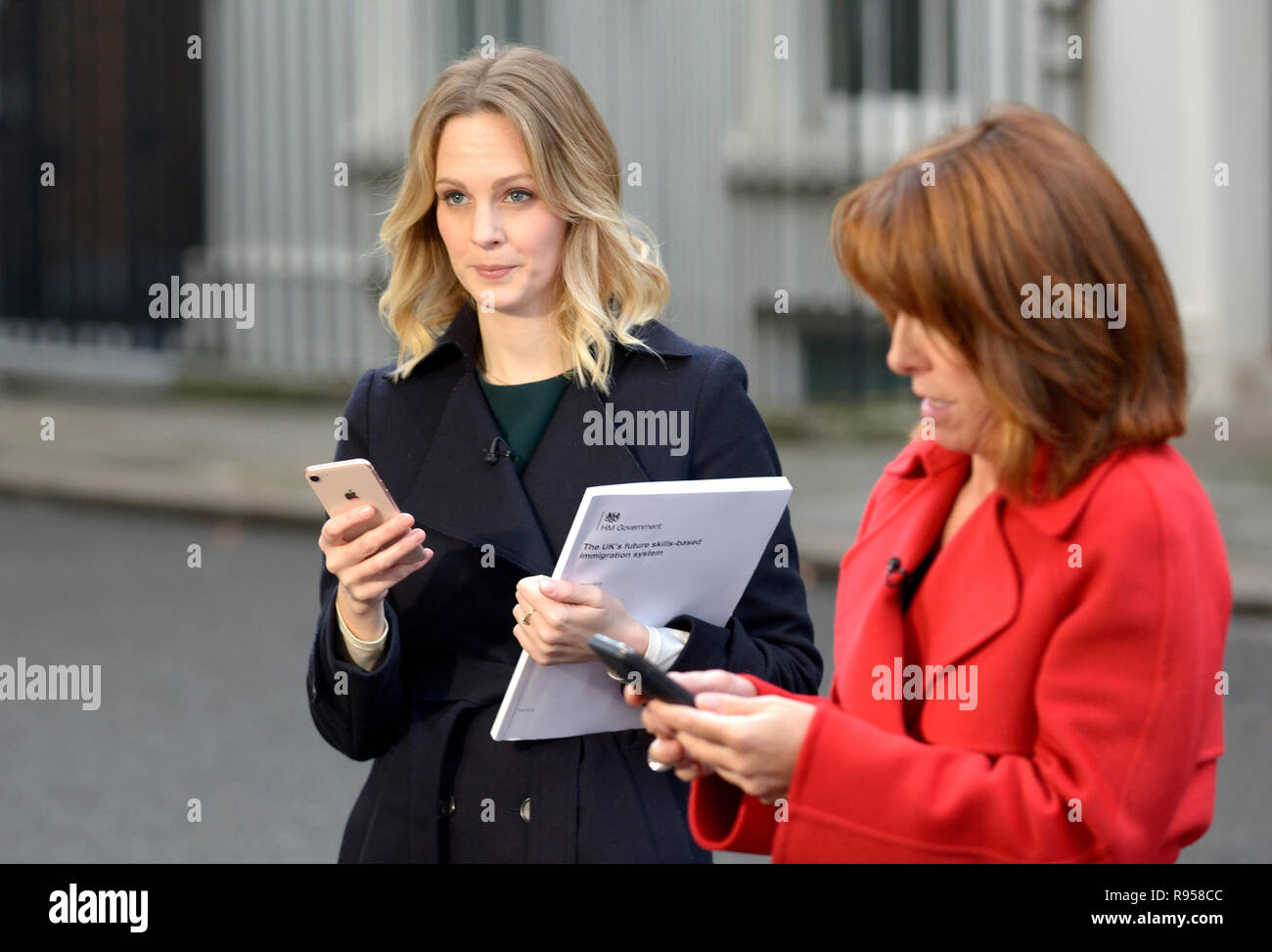 Kate McCann (SKY News reporter) avec Kay Burley (News presenter) Signalement en direct de Downing Street, Décembre 2018 Banque D'Images