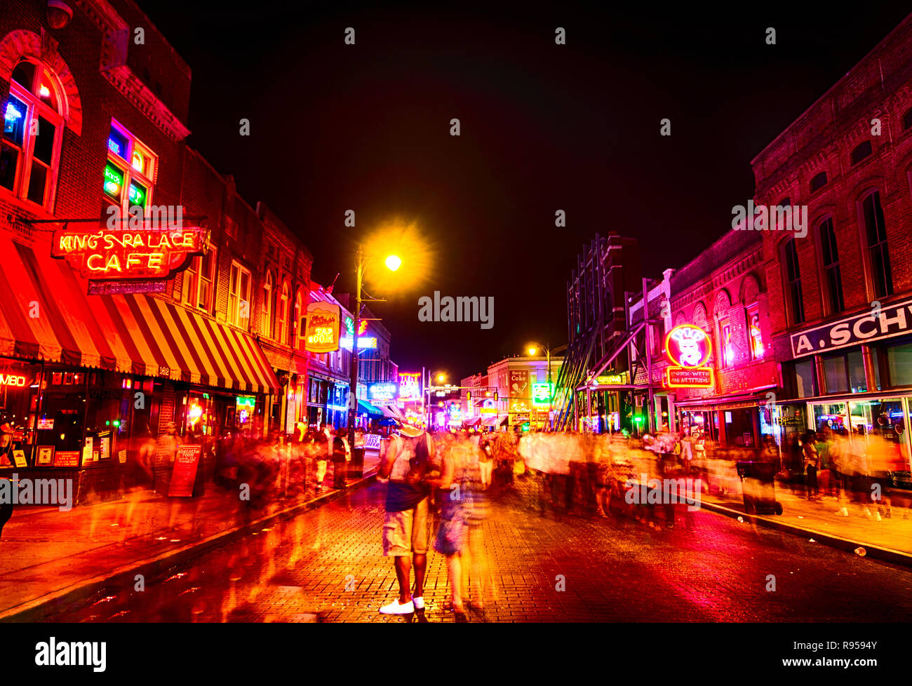 Néons éclairent Beale Street, le 5 septembre 2015, à Memphis, Tennessee. La rue dispose d''1,8 km de restaurants, discothèques, bars et de blues. Banque D'Images