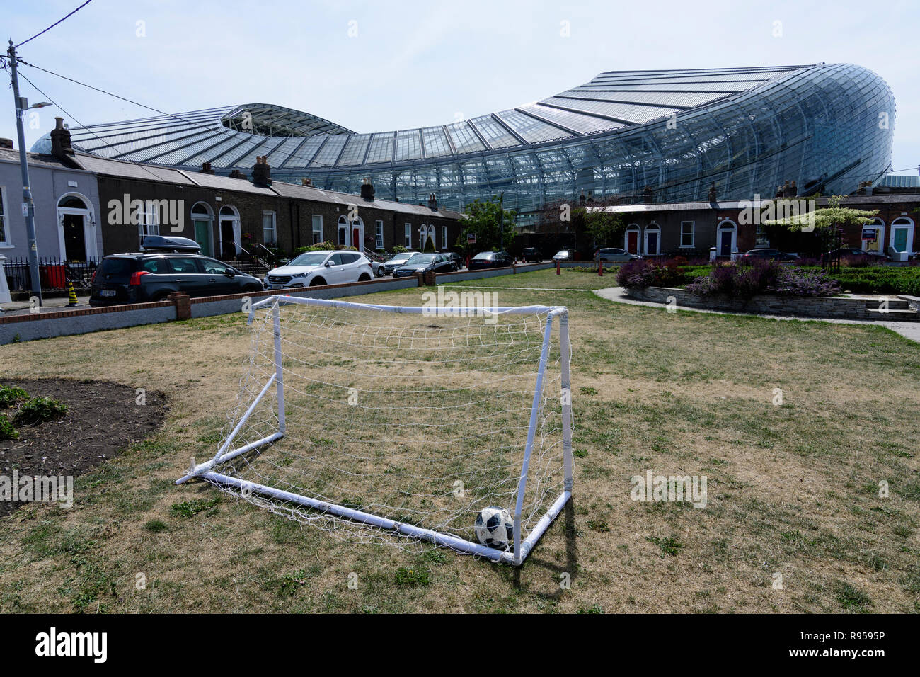 Petit terrain de football avec un ballon dans le but. Dans l'arrière-plan l'immense stade Aviva peut être vu au-dessus des maisons. Dublin, Irlande. Banque D'Images Petit terrain de football avec un ballon dans le but. Dans l'arrière-plan l'immense stade Aviva peut être vu au-dessus des maisons. Dublin, Irlande. Banque D'Images