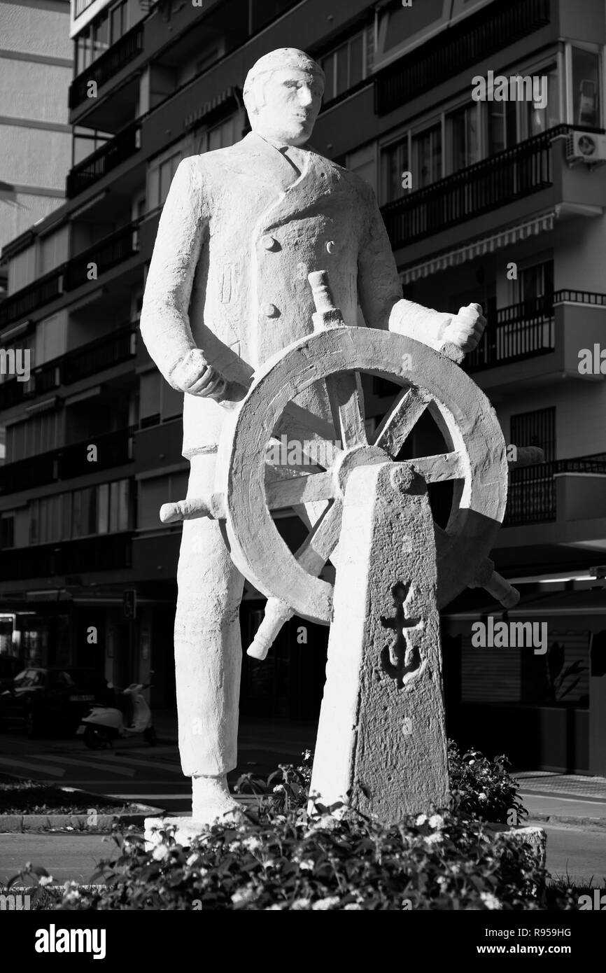 Sculpture 'El Marinero" (le marin). Torre del Mar, Malaga, Espagne. Banque D'Images