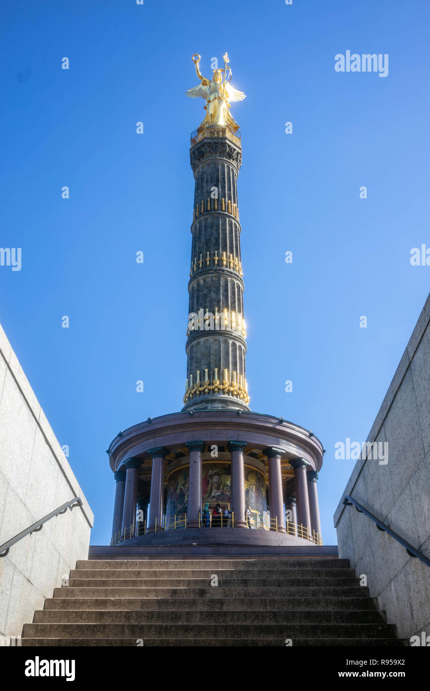 Colonne de la Victoire Berlin. Statue en or de l'Ange tenant une couronne de laurier d'or, tente de toucher le fond de ciel bleu. Banque D'Images