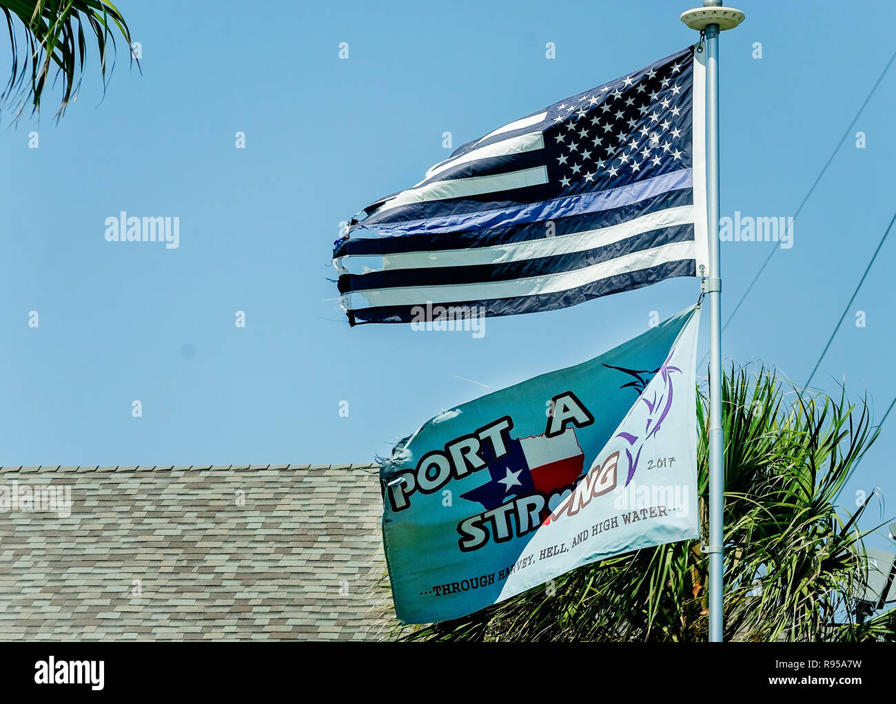 "Une fine ligne bleue" drapeau flotte au sommet d'un "port" un drapeau, le 24 août 2018, à Port Aransas, Texas. Banque D'Images