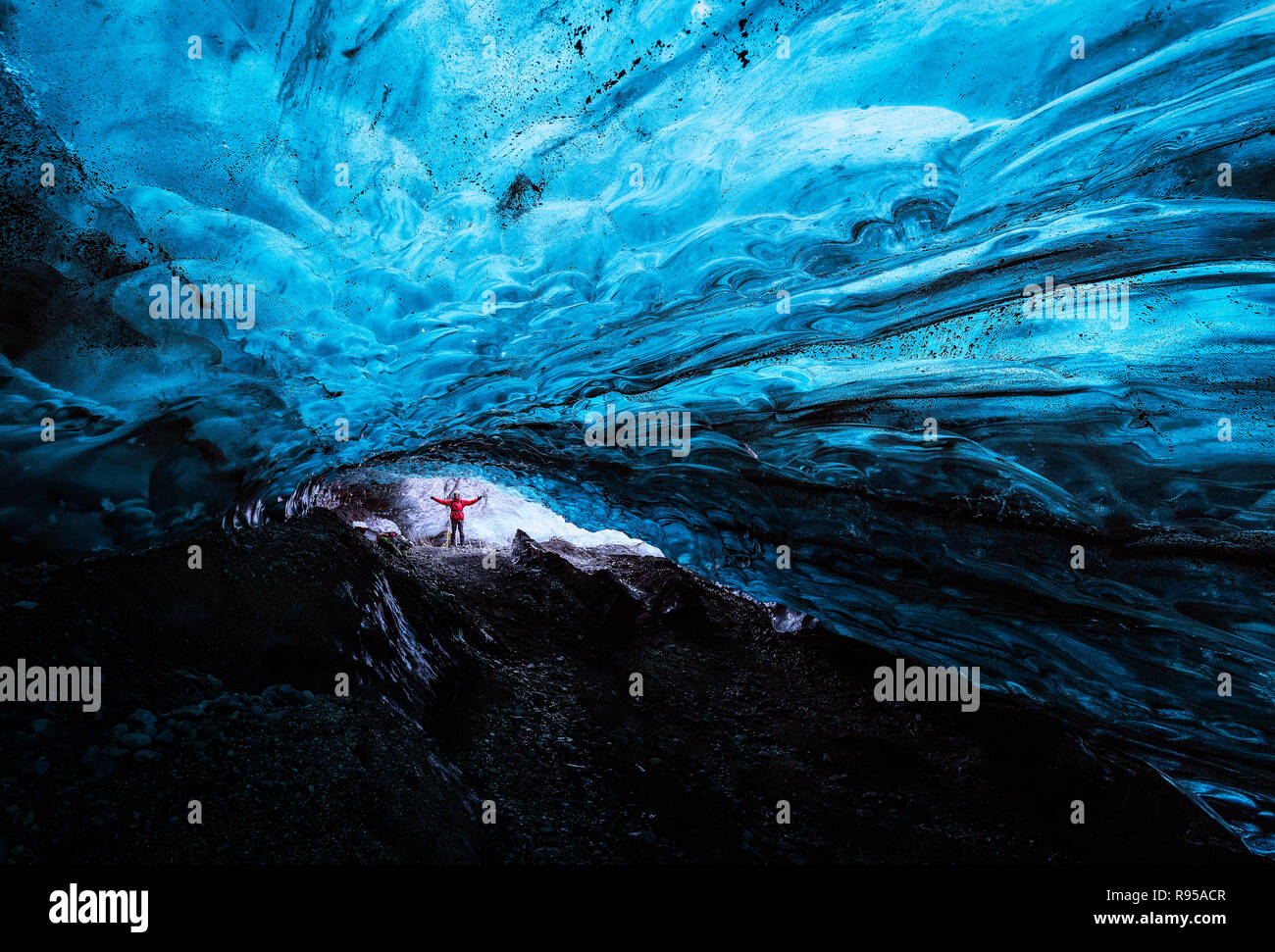 Dans la grotte de glace bleu glacier de Vatnajokull, Islande Banque D'Images