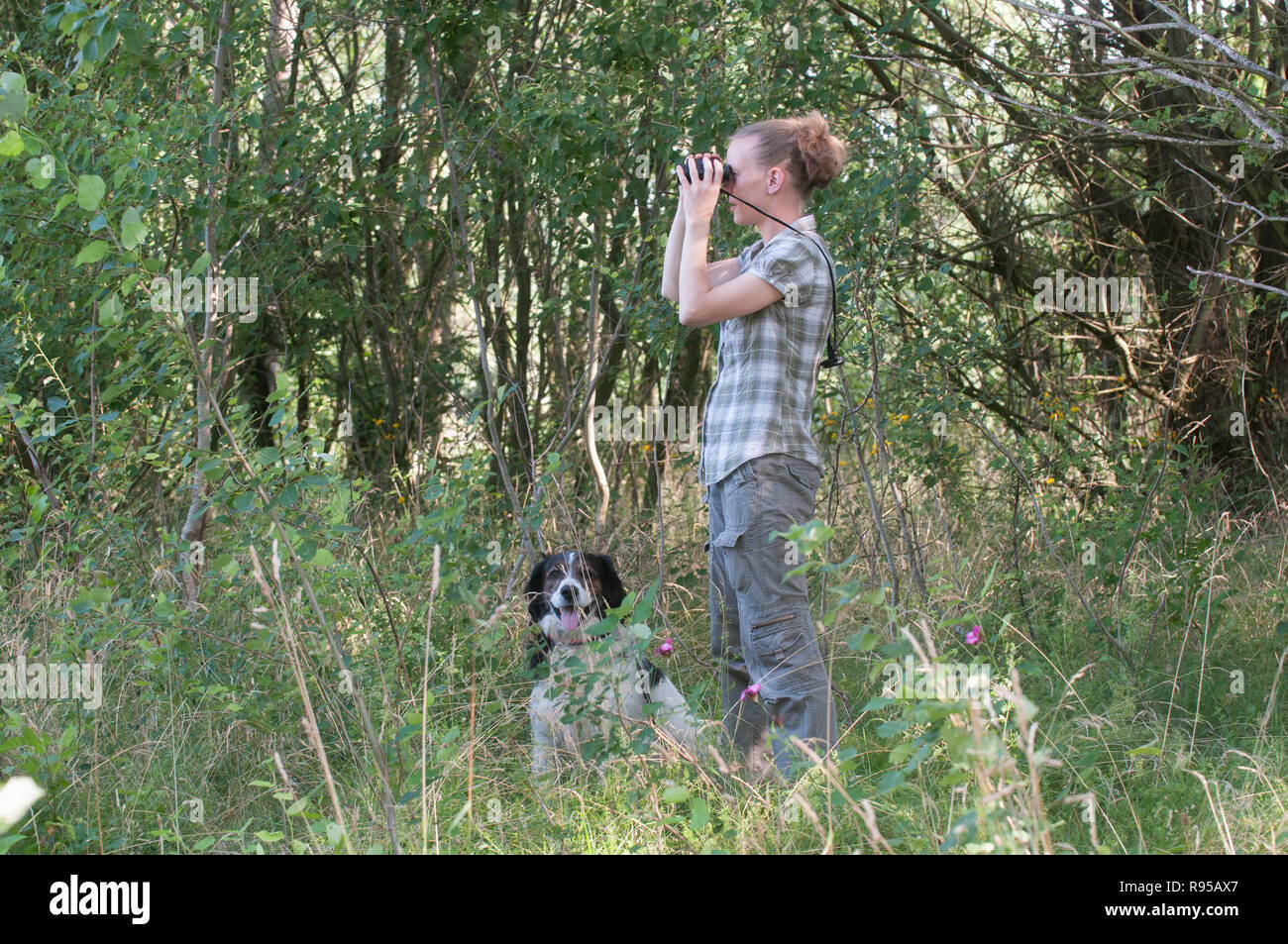 27.07.2012, l'Allemagne, Schleswig-Holstein, Weddelbrook - Jaegerin Eike Gaertner in Ihrem Revier ohne Flinte unterwegs mit ihrem Hund. 0RX120727D107CAROE Banque D'Images