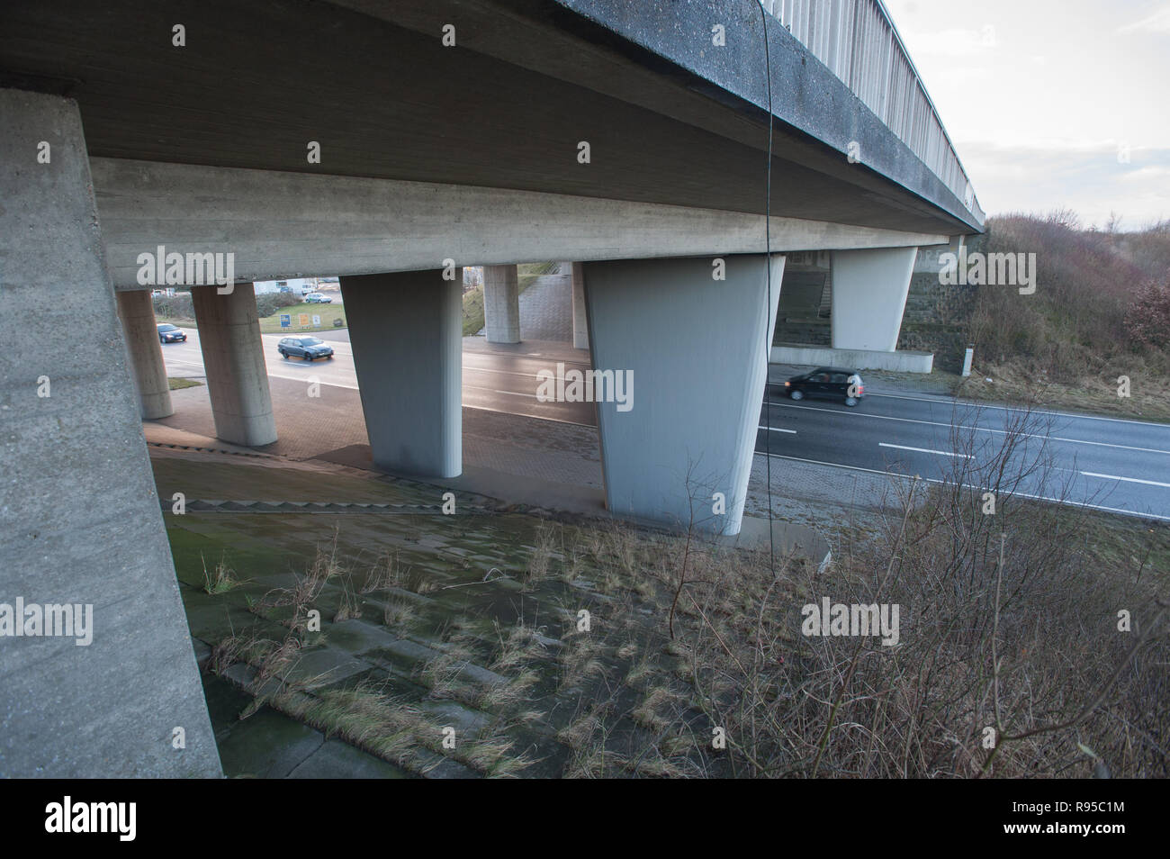 02.02.2013, Itzehoe, Schleswig-Holstein, Allemagne - Ueberfuehrung der A23 ueber die B5 an der Auffahrt. Itzehoe-West 0RX130202D015CAROEX.JPG [REL Banque D'Images