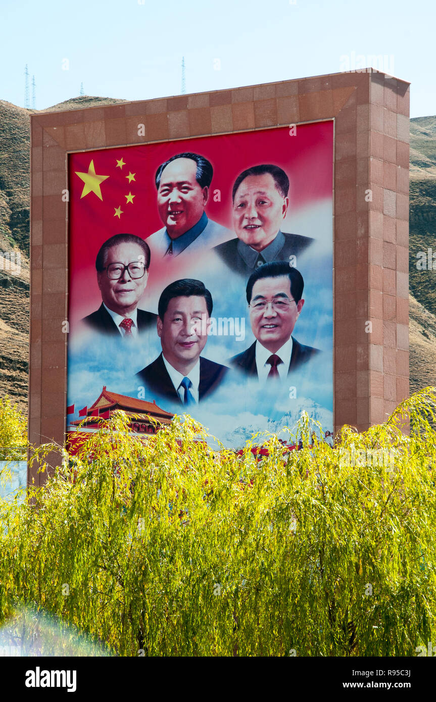 Passé et présent les dirigeants chinois célébré sur un panneau près de l'aéroport international de la borne à Lhassa, Tibet, Chine Banque D'Images