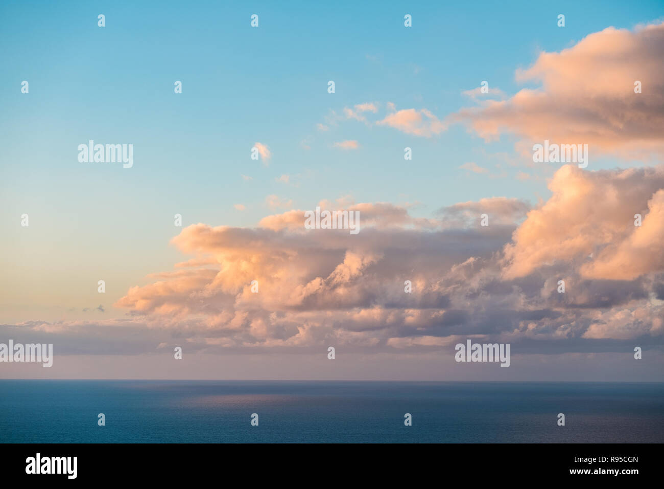 Nuages sur l'océan, ciel du soir au-dessus de l'horizon de l'océan Banque D'Images