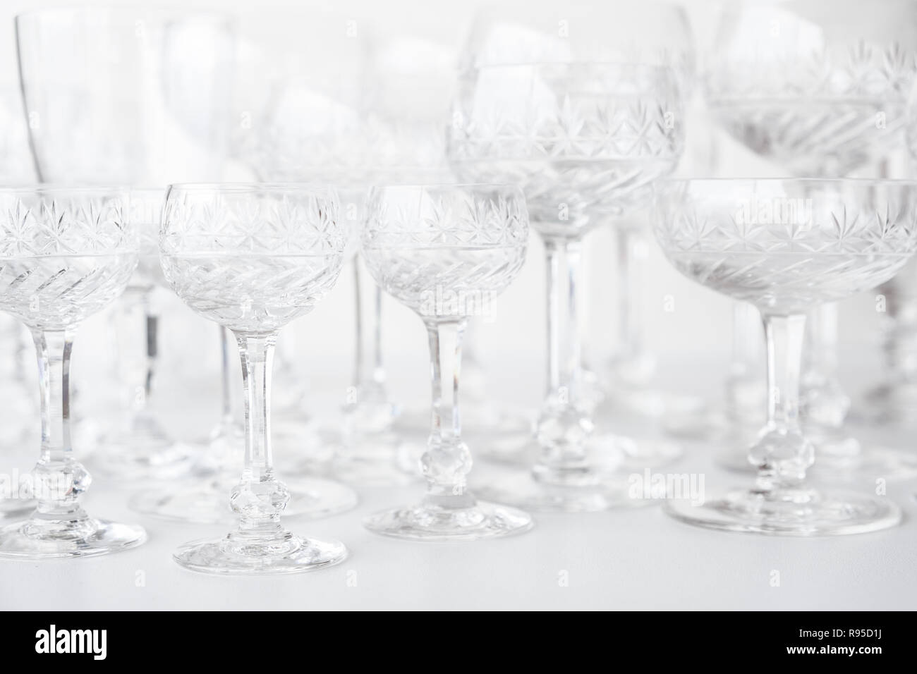 Beaux verres de cristal sur le tableau blanc, verre à boire - Banque D'Images