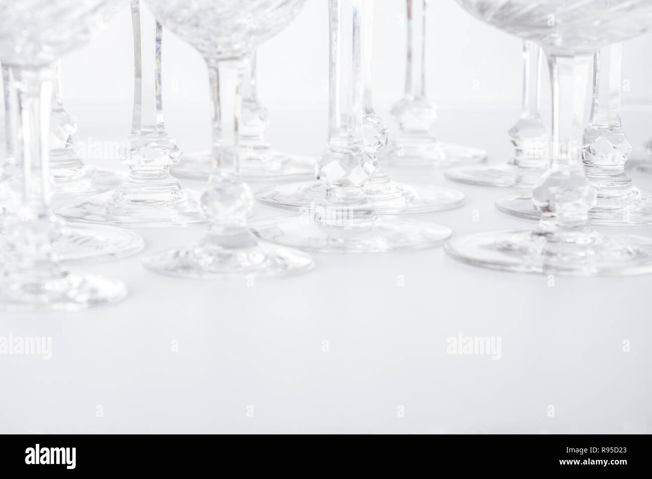 Beaux verres de cristal sur le tableau blanc, verre à boire - Banque D'Images
