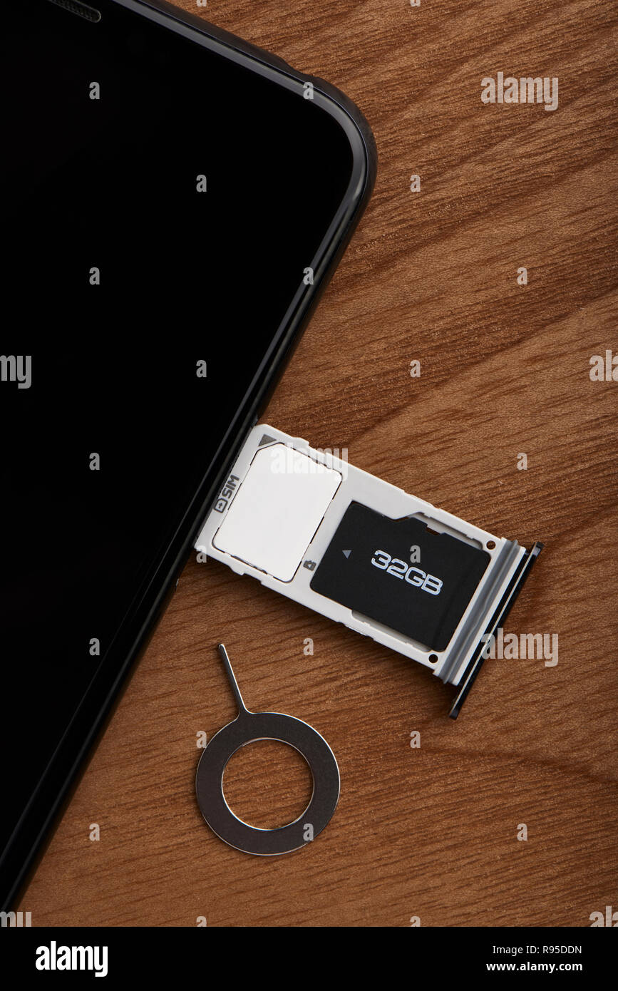 La carte SIM et de carte microSD avec outil de dépose sur le côté de smartphone Blackberry Banque D'Images