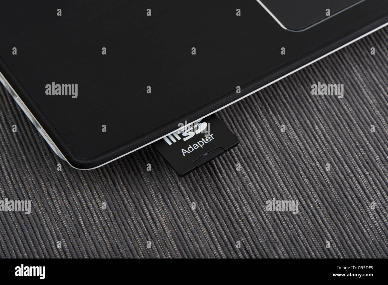 Close up de carte SD insérée dans la fente du lecteur de carte pour ordinateur portable Banque D'Images