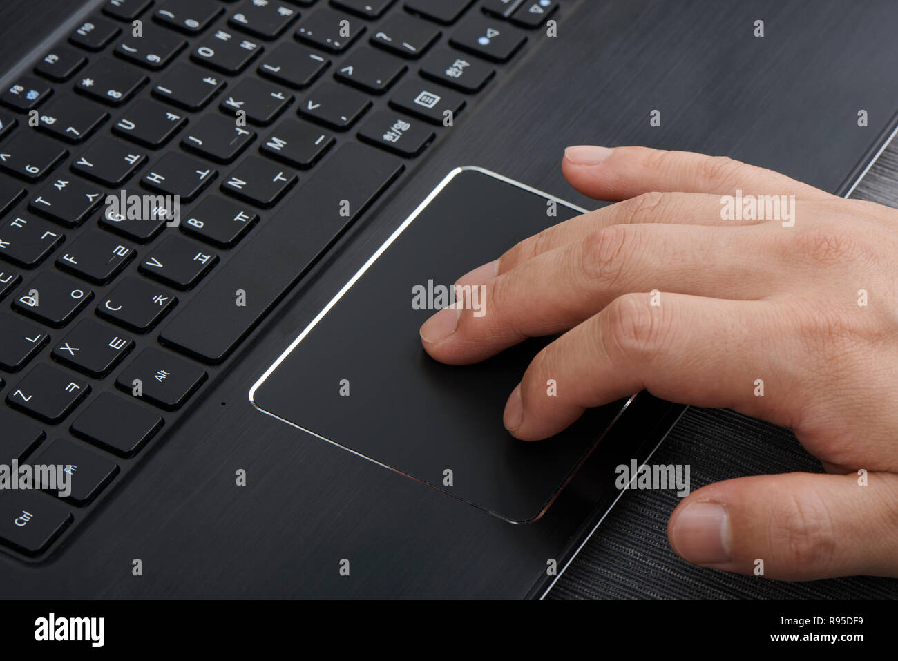 Un contrôle de la main point par pc portable souris touchpad Banque D'Images