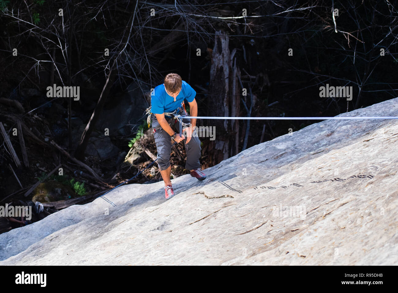 Le 11 février 2018 Los Gatos / CA / USA - Climber rappelling après l'ascension d'une paroi rocheuse à la cascade à Castle Rock State Park, Santa Cruz mountain Banque D'Images