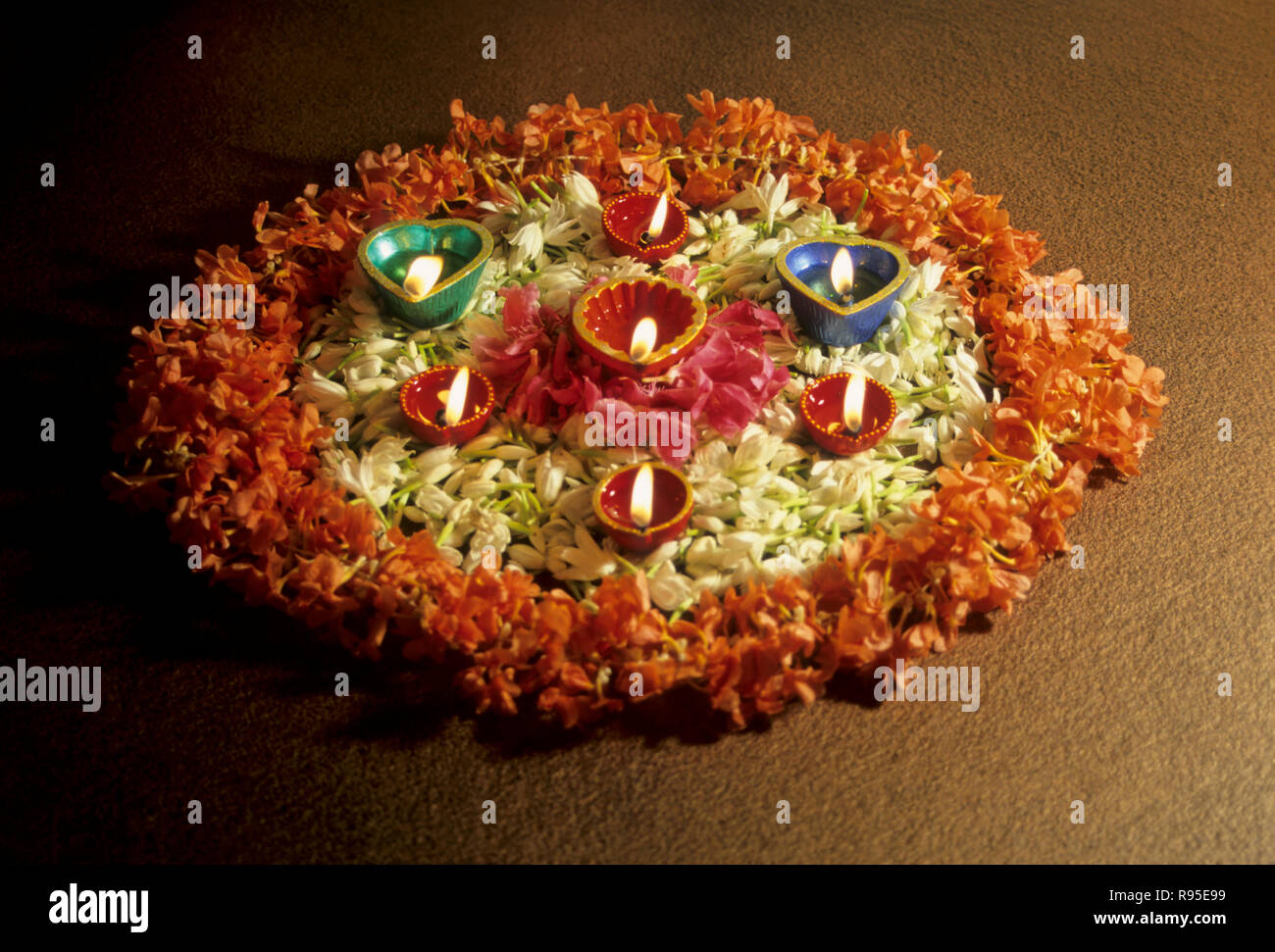 Pantis et fleurs pétales conception de cartes sur Diwali Festival deepawali Banque D'Images