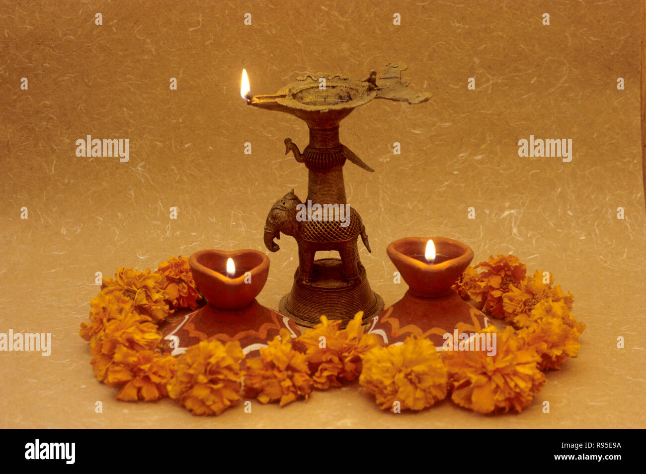 Pantis et fleurs pour la conception de cartes sur Diwali Festival deepawali Banque D'Images