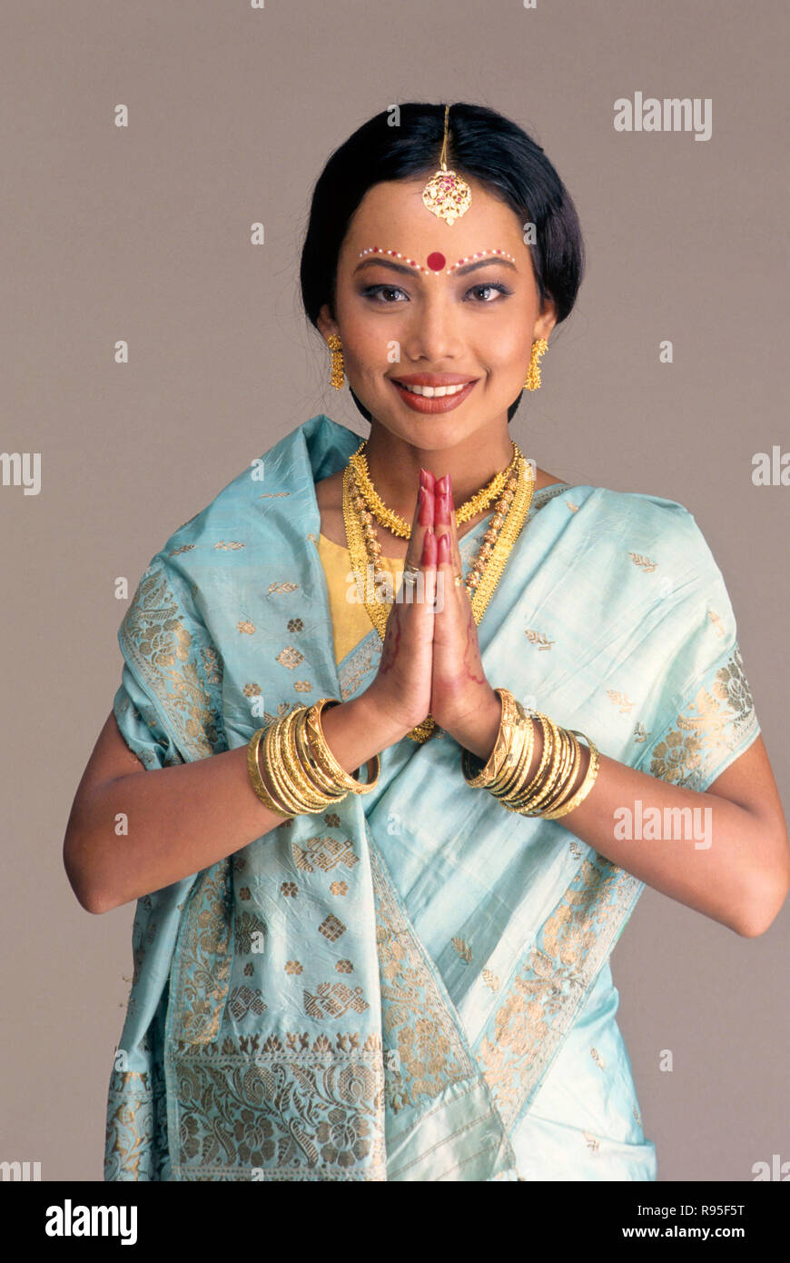 Assamese Bride, mains repliées, costume de mariage, robe de mariage, Inde - MR Banque D'Images