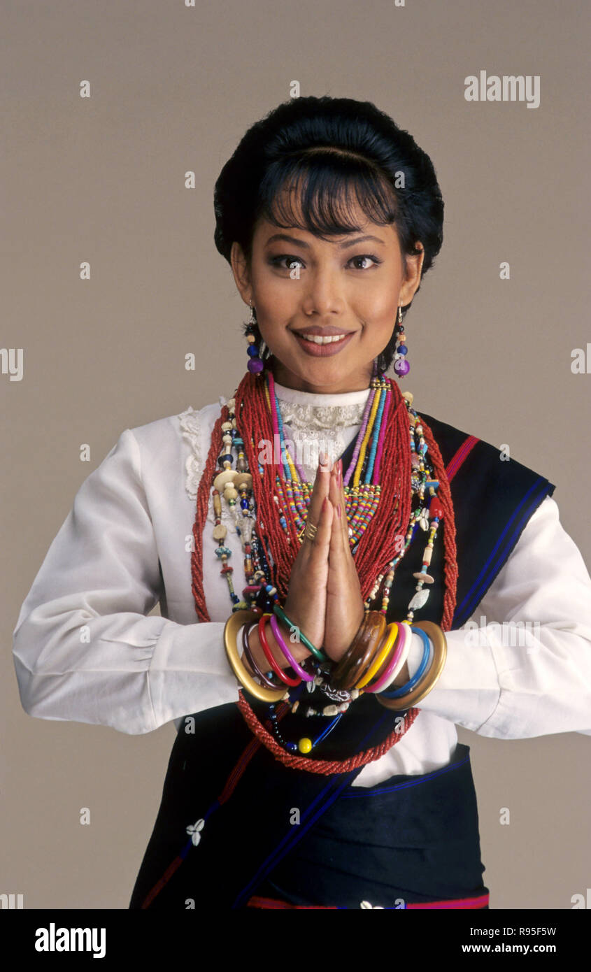 Mariée de Nagaland, mains repliées, costume de mariage, robe de mariage, Inde - MR Banque D'Images