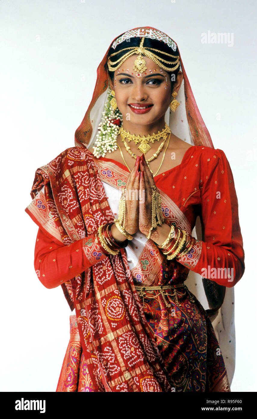 Gujarati Bride, les mains repliées, bonjour, robe de mariage Banque D'Images