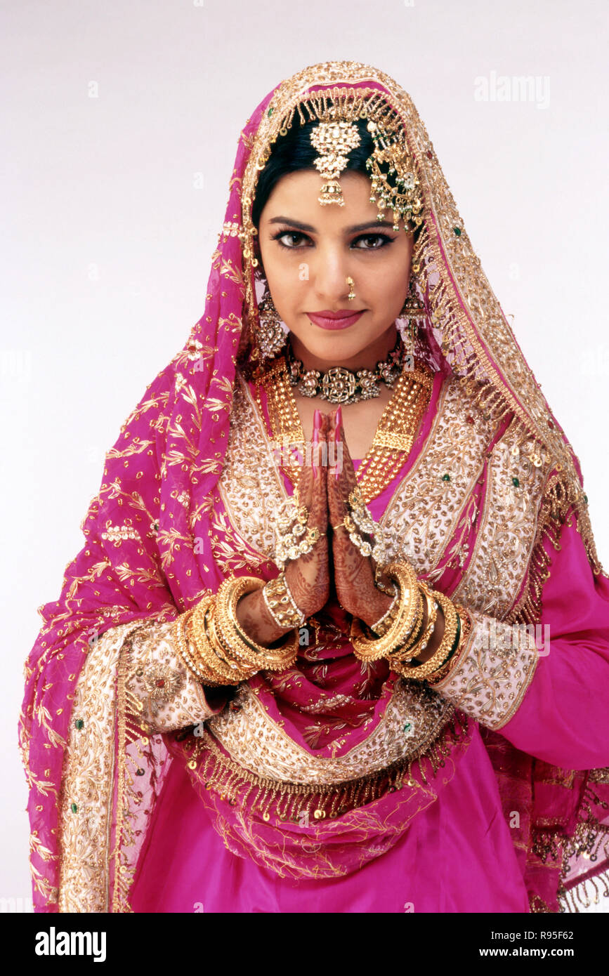 Mariée musulmane, mains repliées, robe de mariage, costume de mariage, namaste, salutations, Banque D'Images