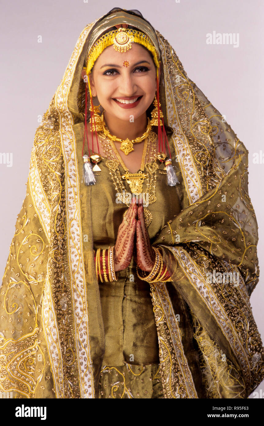 Épouse de Kashmiri, mains pliées, robe de mariage, robes de mariage, Inde, MR Banque D'Images