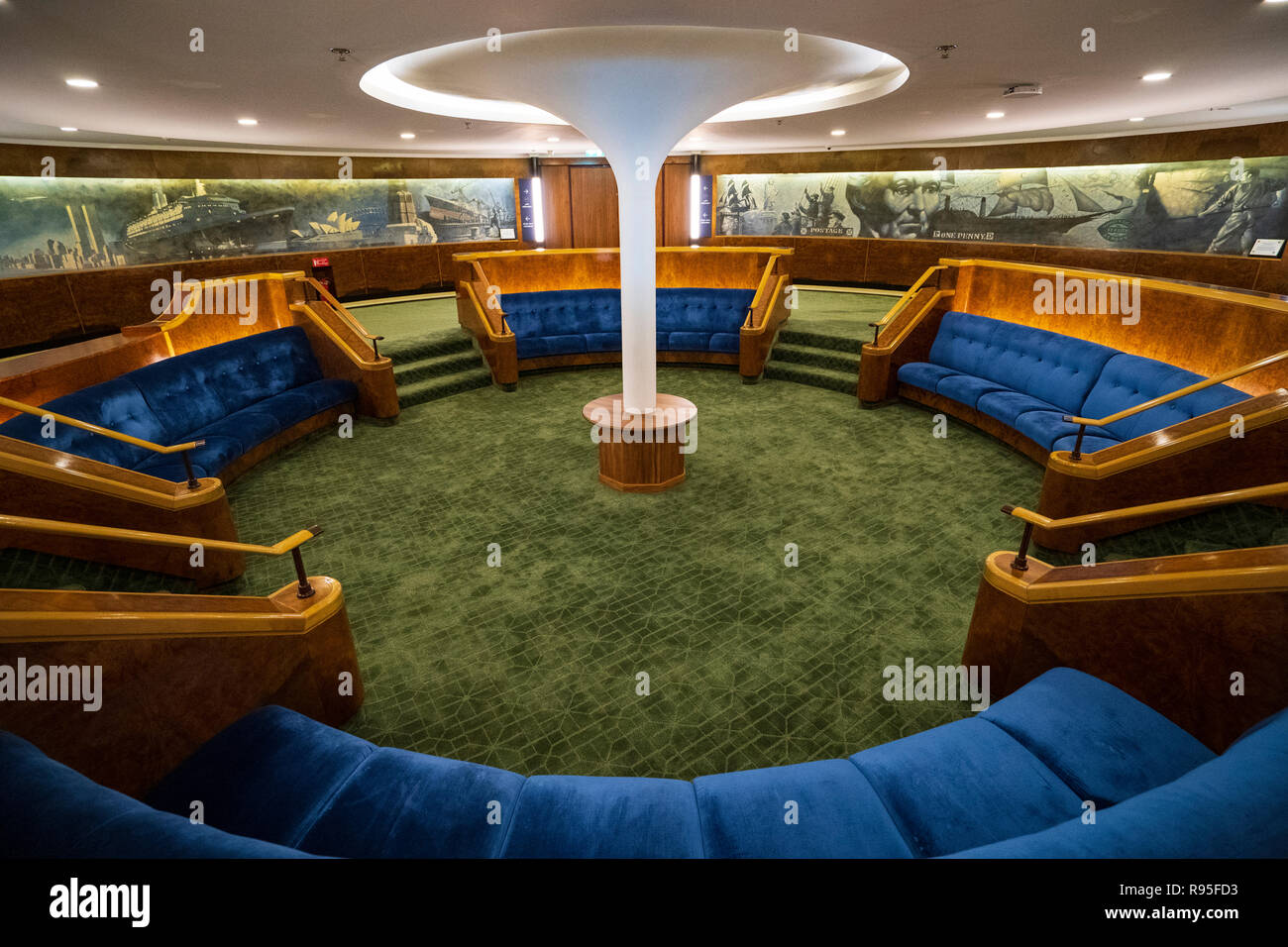 La reine Elizabeth 2 ancien paquebot maintenant rouvert comme hôtel à Dubaï , Émirats Arabes Unis Banque D'Images