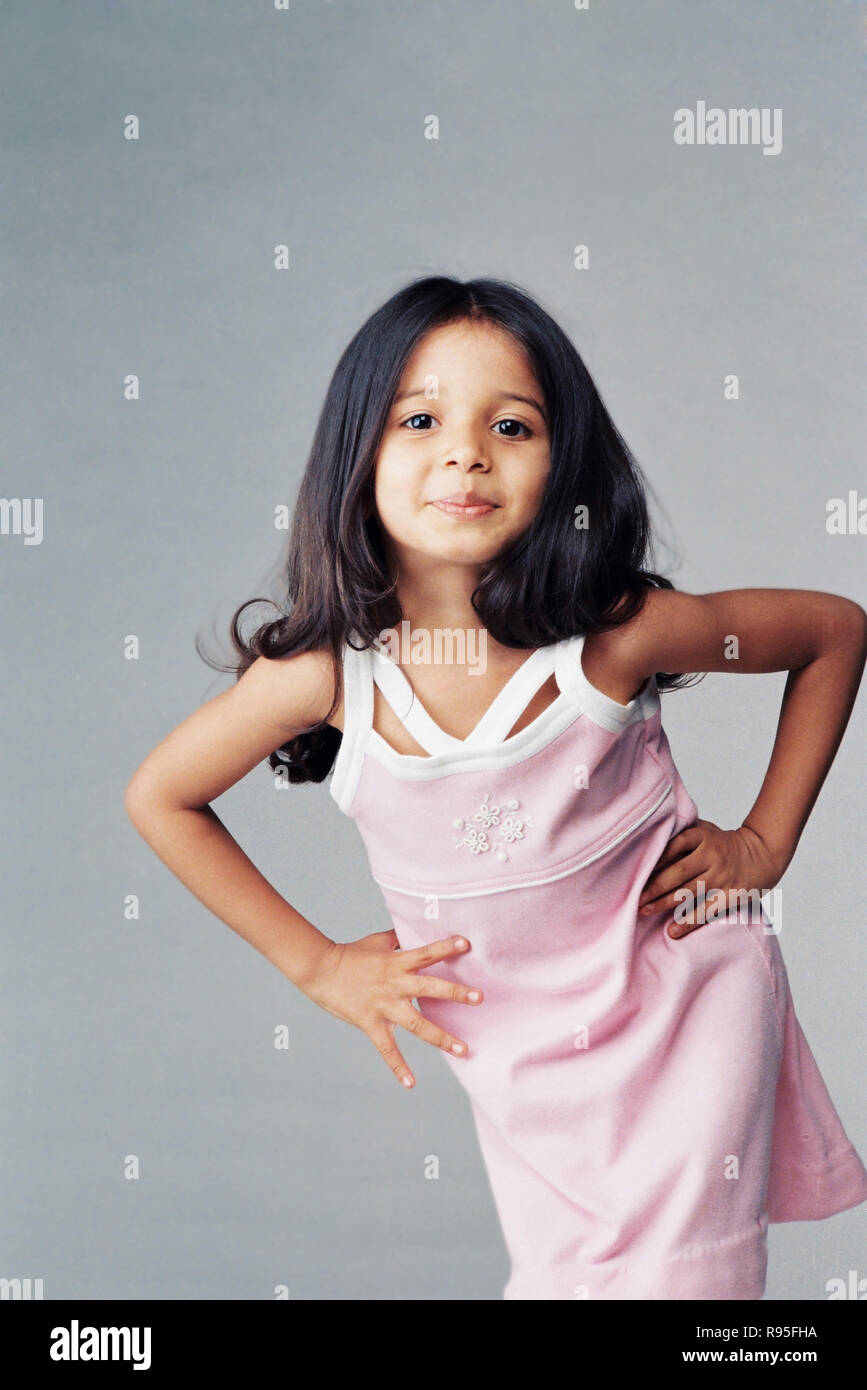 Fille mains sur les hanches, cheveux ouverts Banque D'Images