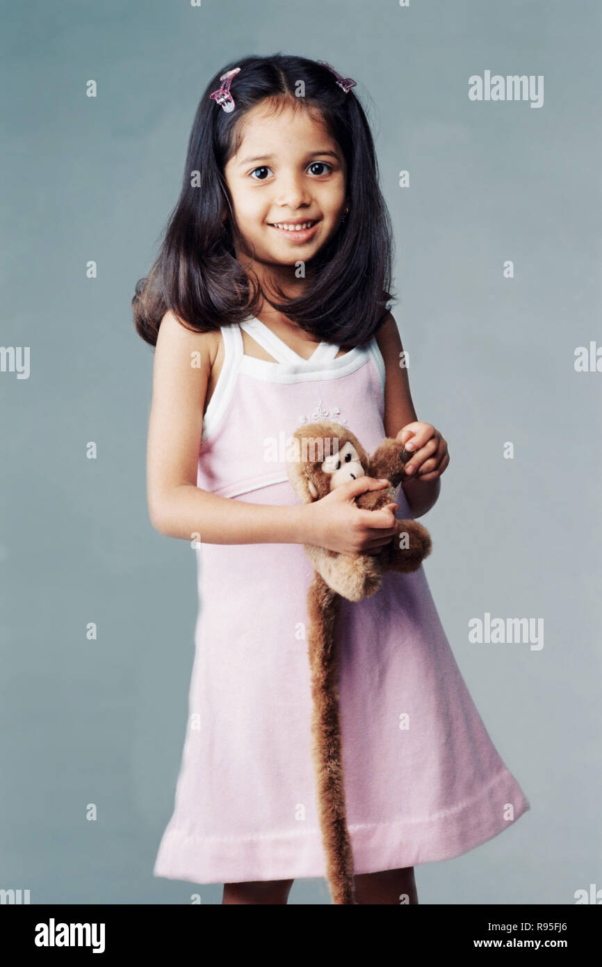 Fille avec jouet farci à la main Banque D'Images