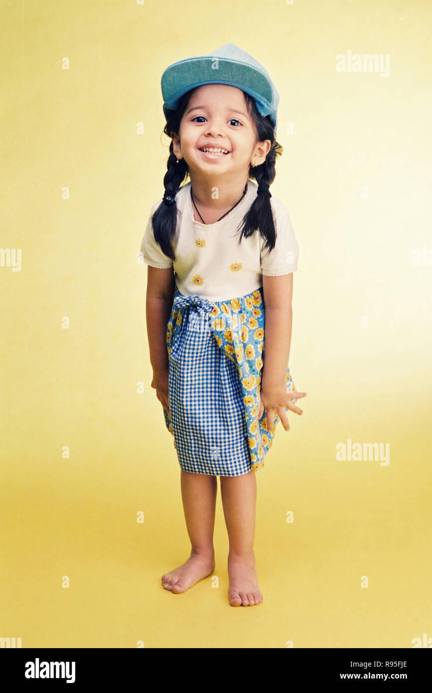 Enfant portant un chapeau dans la coiffure de fille d'école Banque D'Images