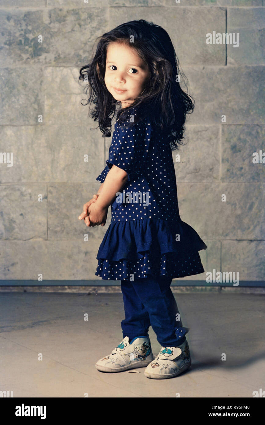 Bébé fille enfant marchant Banque D'Images