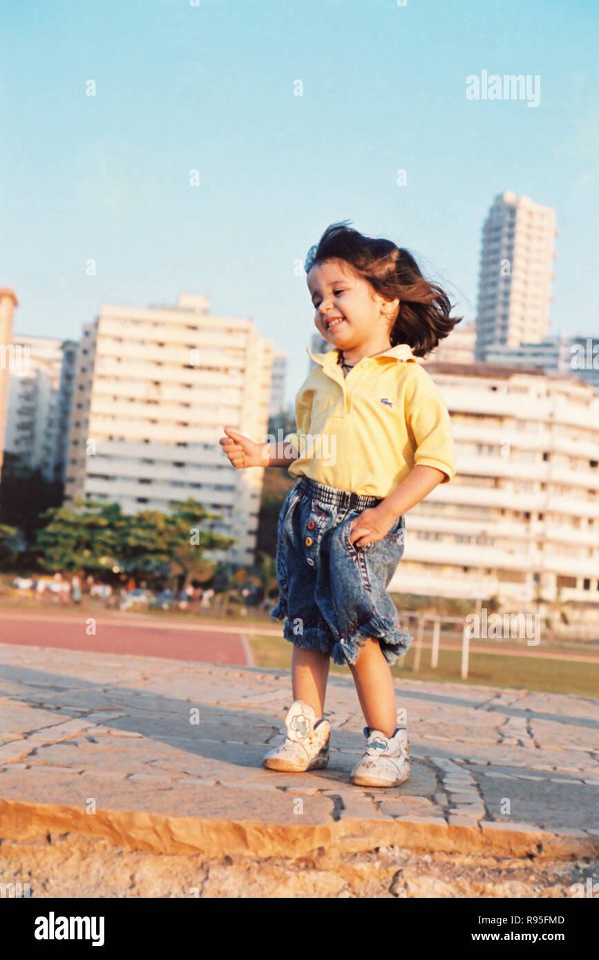 Fille de bébé enfant debout Banque D'Images