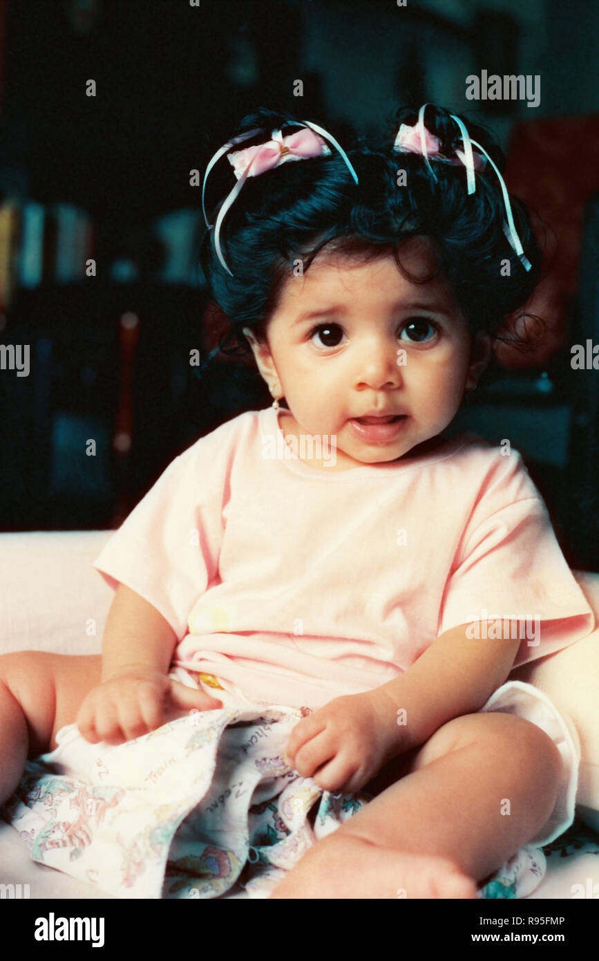 Petite fille enfant assis faisant des visages bizarres Banque D'Images