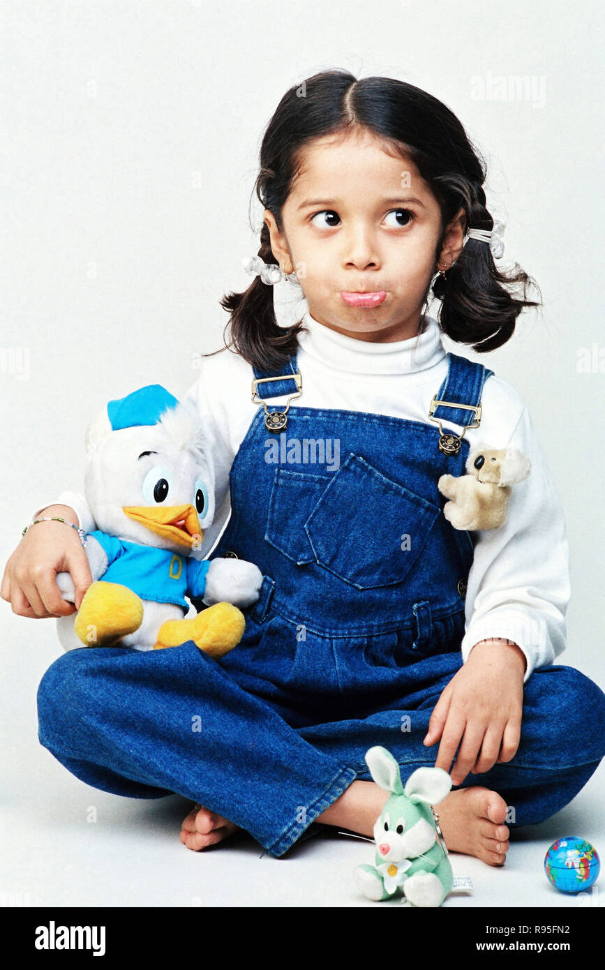 Fille enfant faire des visages Banque D'Images