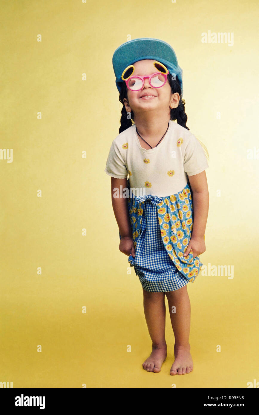 Fille enfant portant des lunettes et un bonnet bizarres Banque D'Images