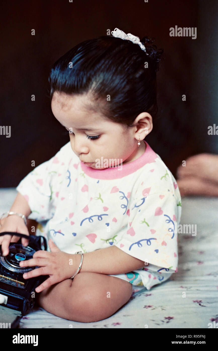 Fille enfant jouant avec le jouet Banque D'Images