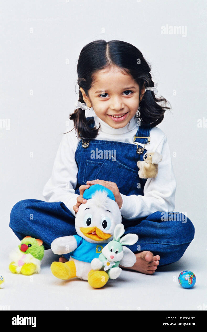 Fille enfant jouant avec des jouets Banque D'Images