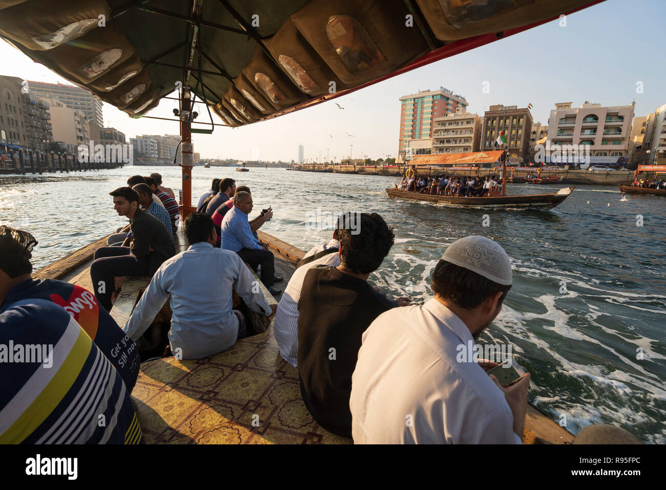 Les passagers traversant le ruisseau par Abra water taxi à Deira, Dubaï, Émirats Arabes Unis Banque D'Images