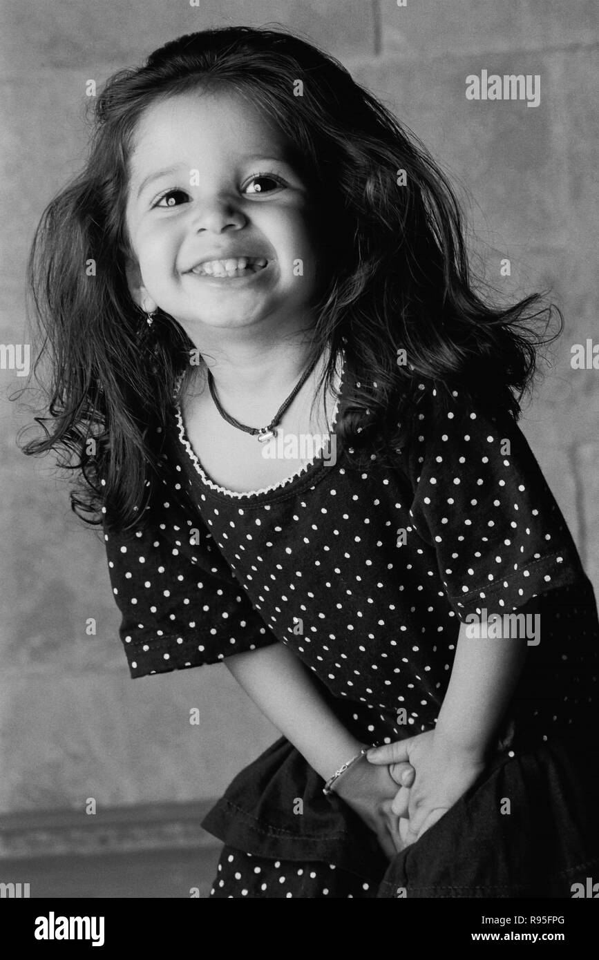 Baby Girl standing heureux jusqu'à la - MR Banque D'Images