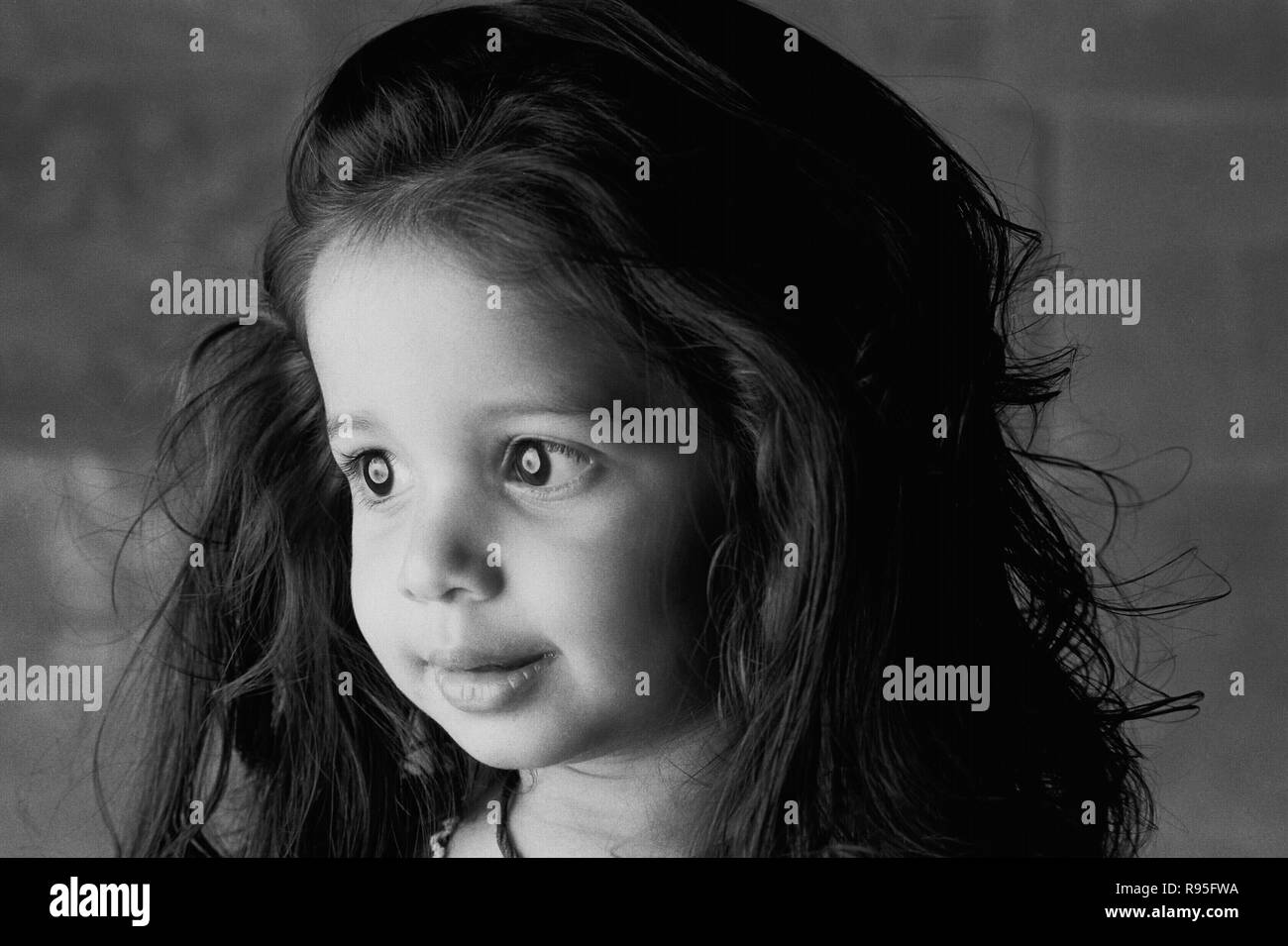 Baby girl looking sideways - MR Banque D'Images