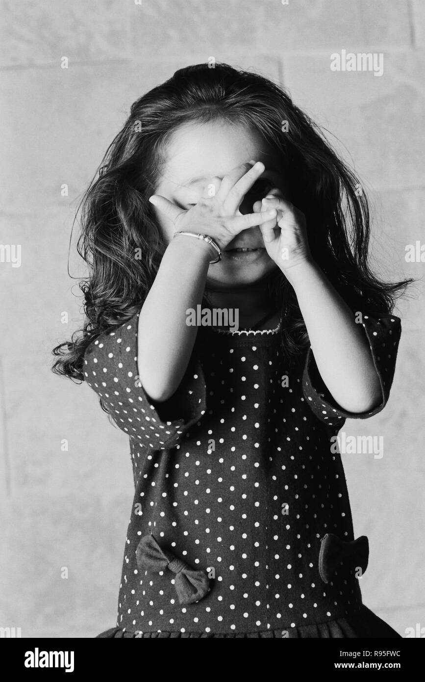 Baby Girl les mains sur les yeux - MR Banque D'Images